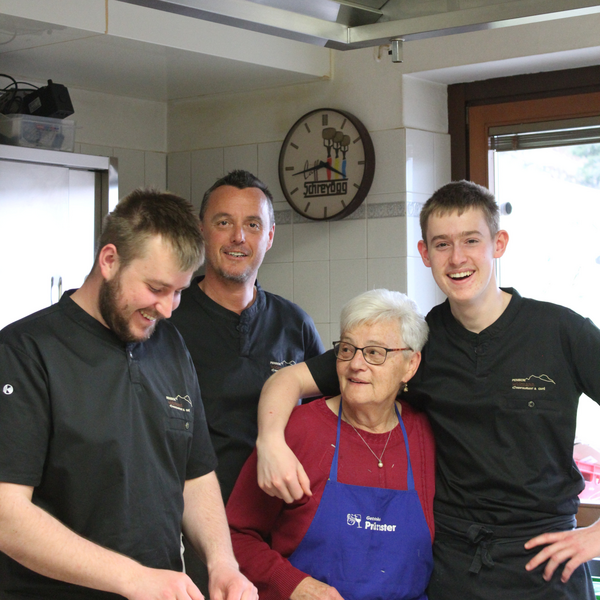 Unser Küchenteam mit Jürgen, Damian, Jannick und Oma Martina bereitet mit Leidenschaft, Erfahrung und viel Liebe regionale Spezialitäten zu und sorgt täglich für genussvolle Momente.