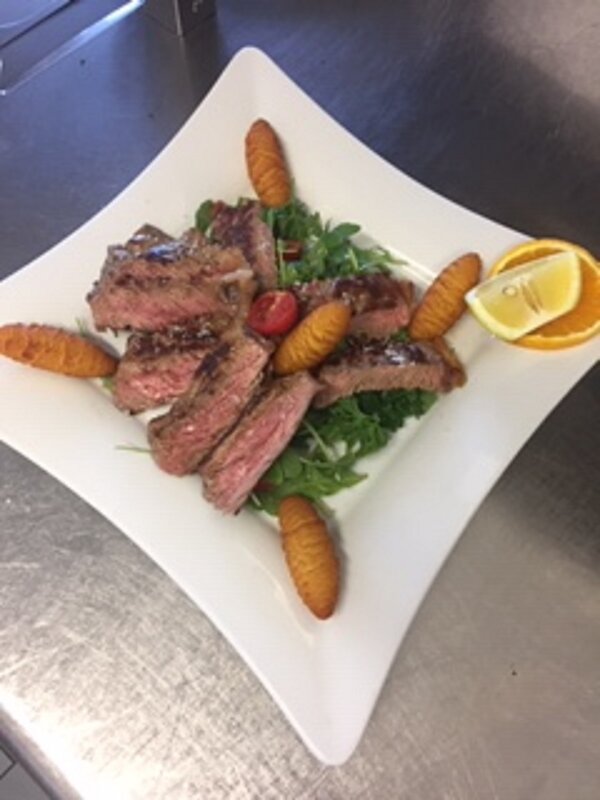 Tagliata di manzo con ruccola e krokette