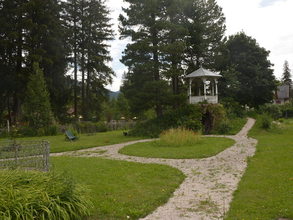 Garten mit Pavillon